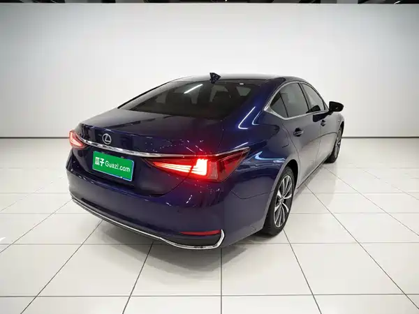 Lexus ES 2020