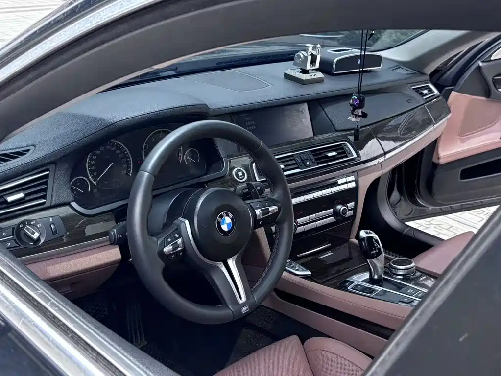 BMW 7 Series 2011 — фото 21