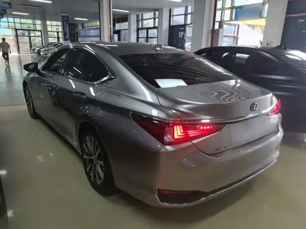 Lexus ES 2020