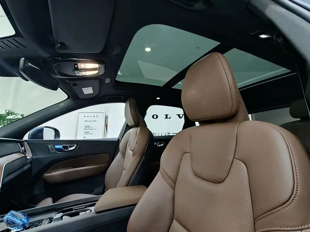 Volvo XC60 Plug-In Hybrid 2025 — фото 12