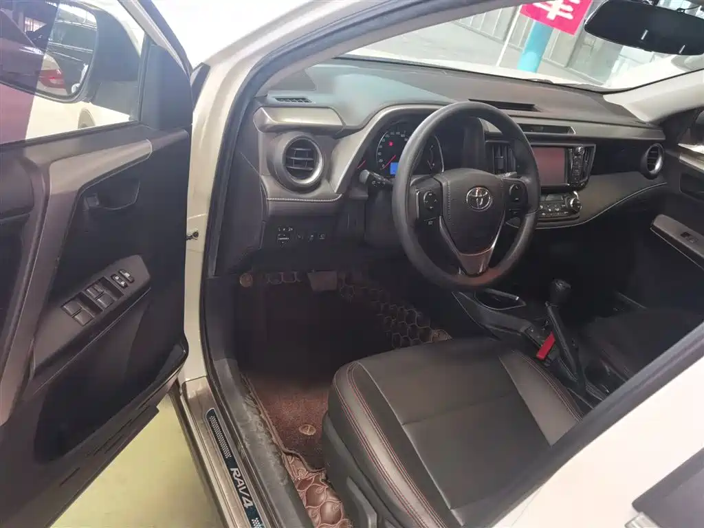 Toyota RAV4 2018 — фото 16