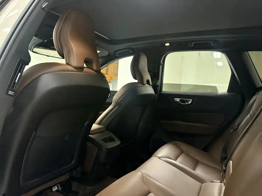 Volvo XC60 2023 — фото 14