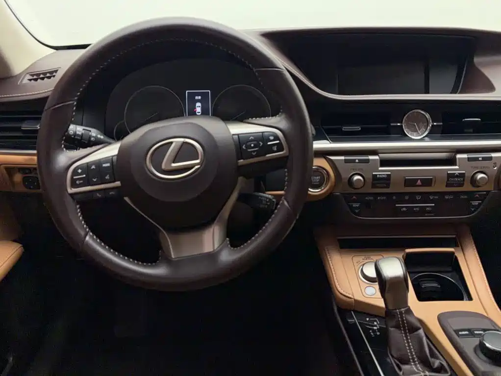 Lexus ES 2018 — фото 8