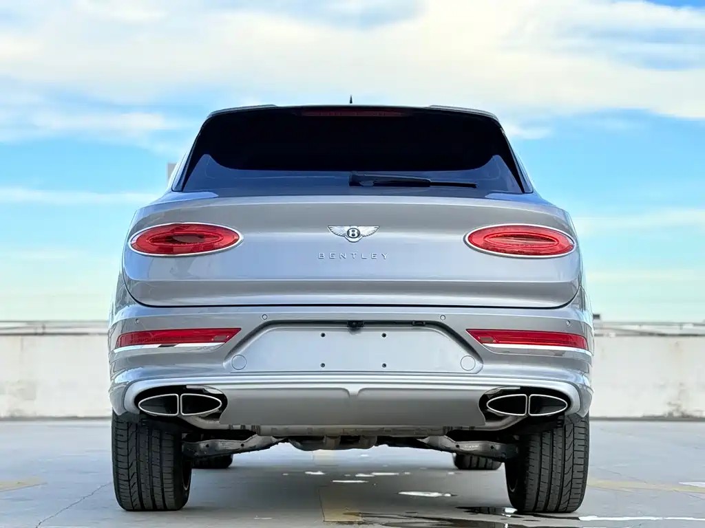 Bentley Bentayga 2023 — фото 12