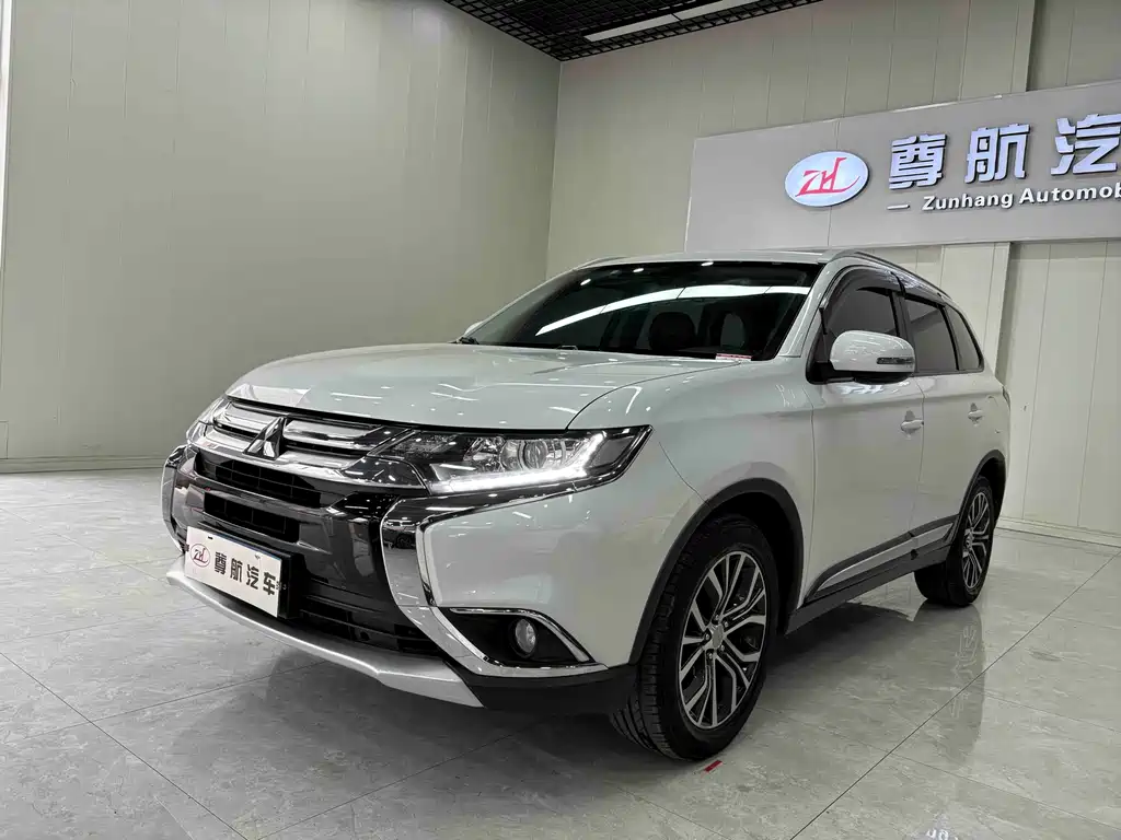 Mitsubishi Outlander 2017 — фото 3