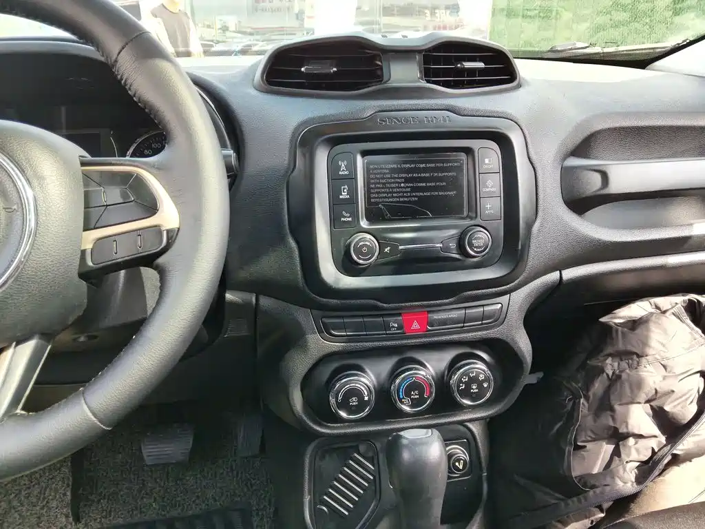 Jeep Renegade 2017 — фото 9