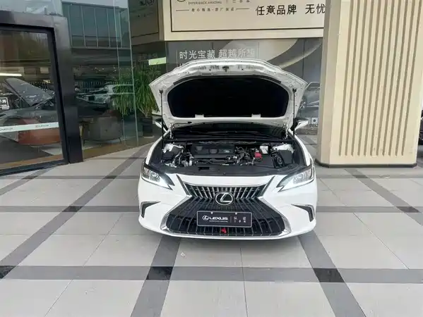 Lexus ES 2023