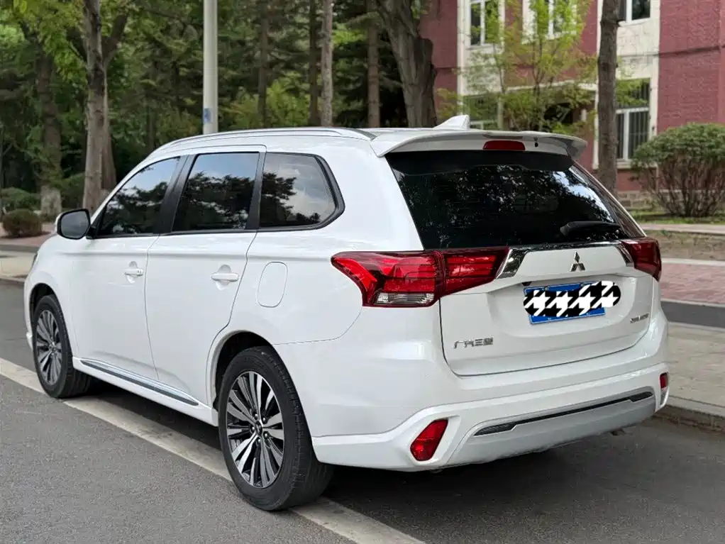 Mitsubishi Outlander 2022 — фото 15