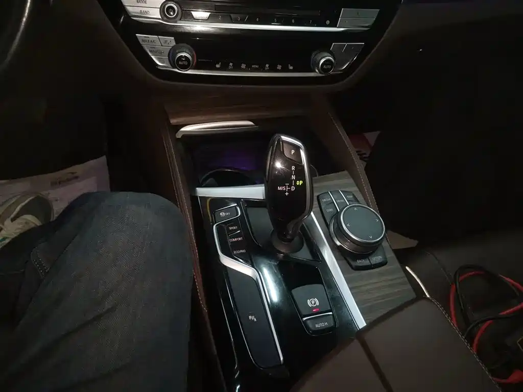 BMW 5 Series 2018 — фото 14