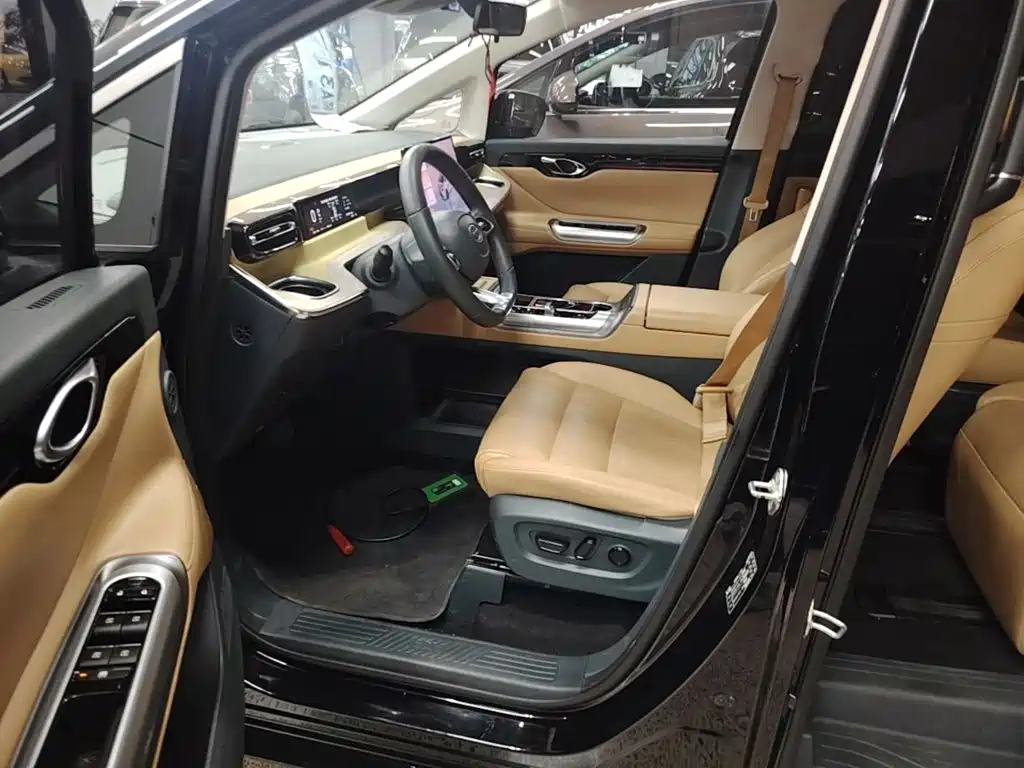 GAC Trumpchi E8 PHEV 2024 — фото 11