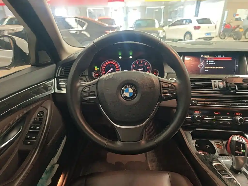 BMW 5 Series 2016 — фото 11