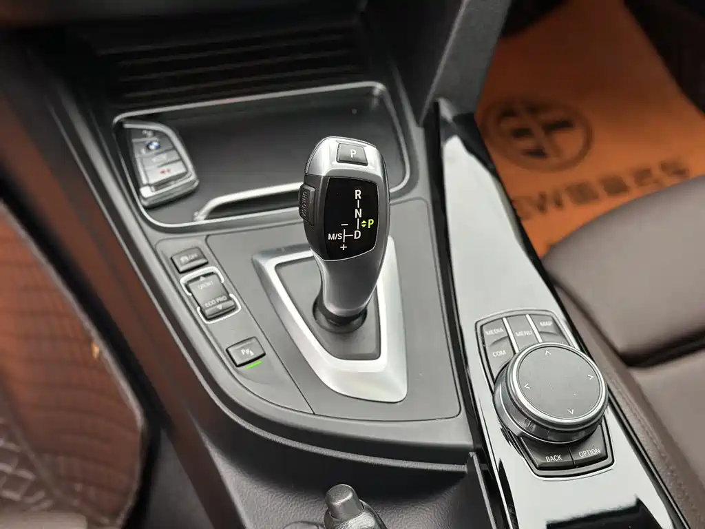 BMW 3 Series 2019 — фото 11