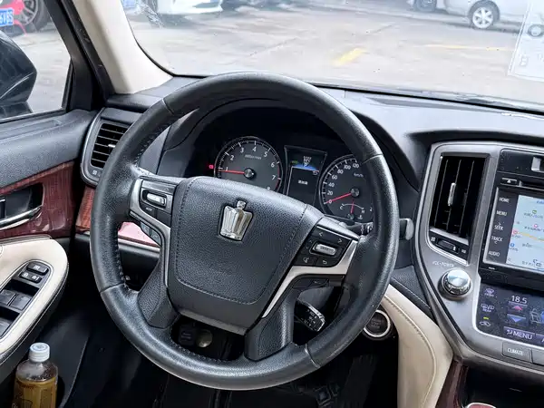 Toyota Crown 2015