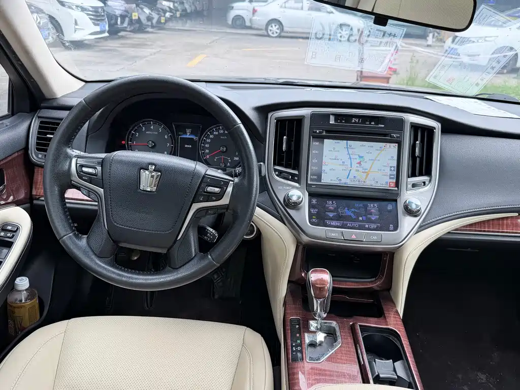 Toyota Crown 2015 — фото 6
