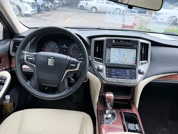 Toyota Crown 2015