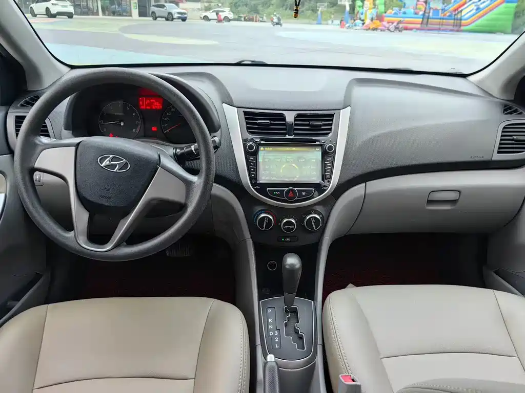 Hyundai Verna 2015 — фото 9