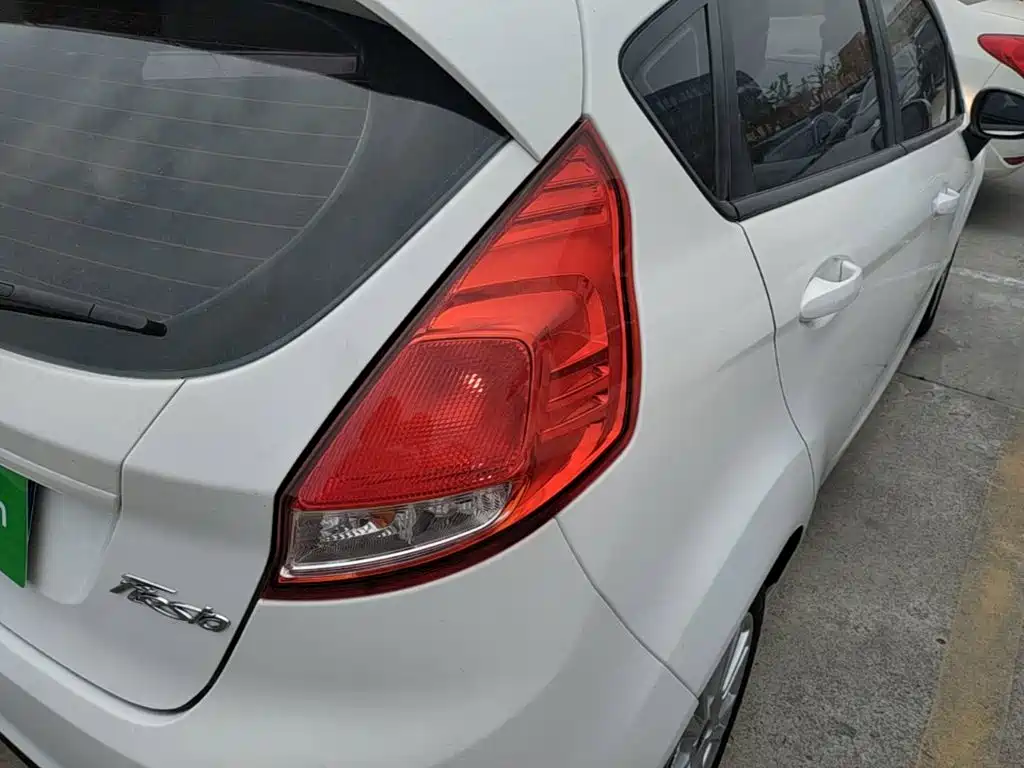 Ford Fiesta 2015 — фото 8