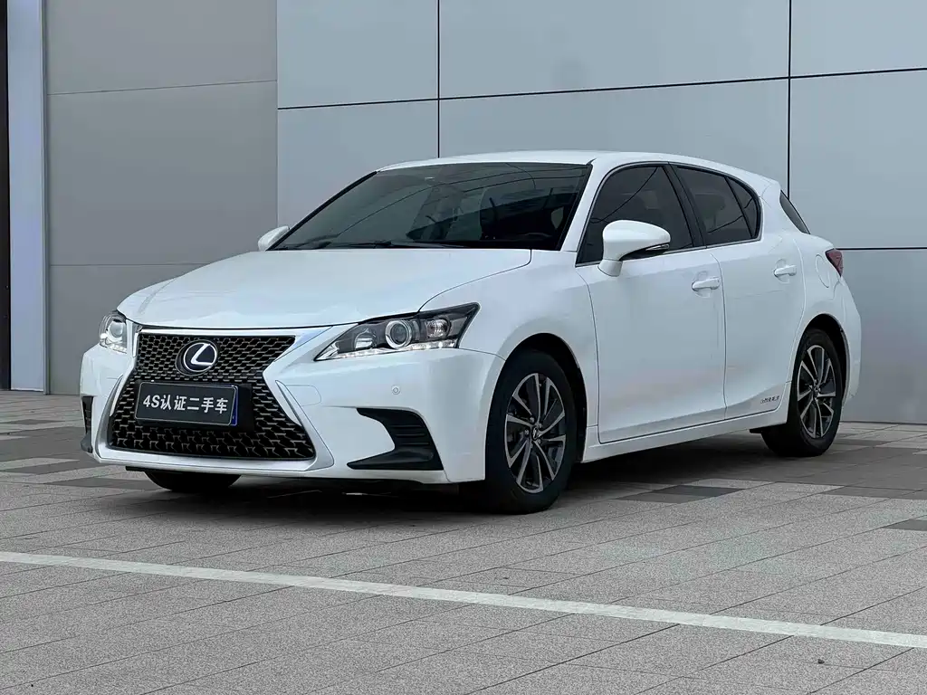 Lexus CT 2017 — фото 1