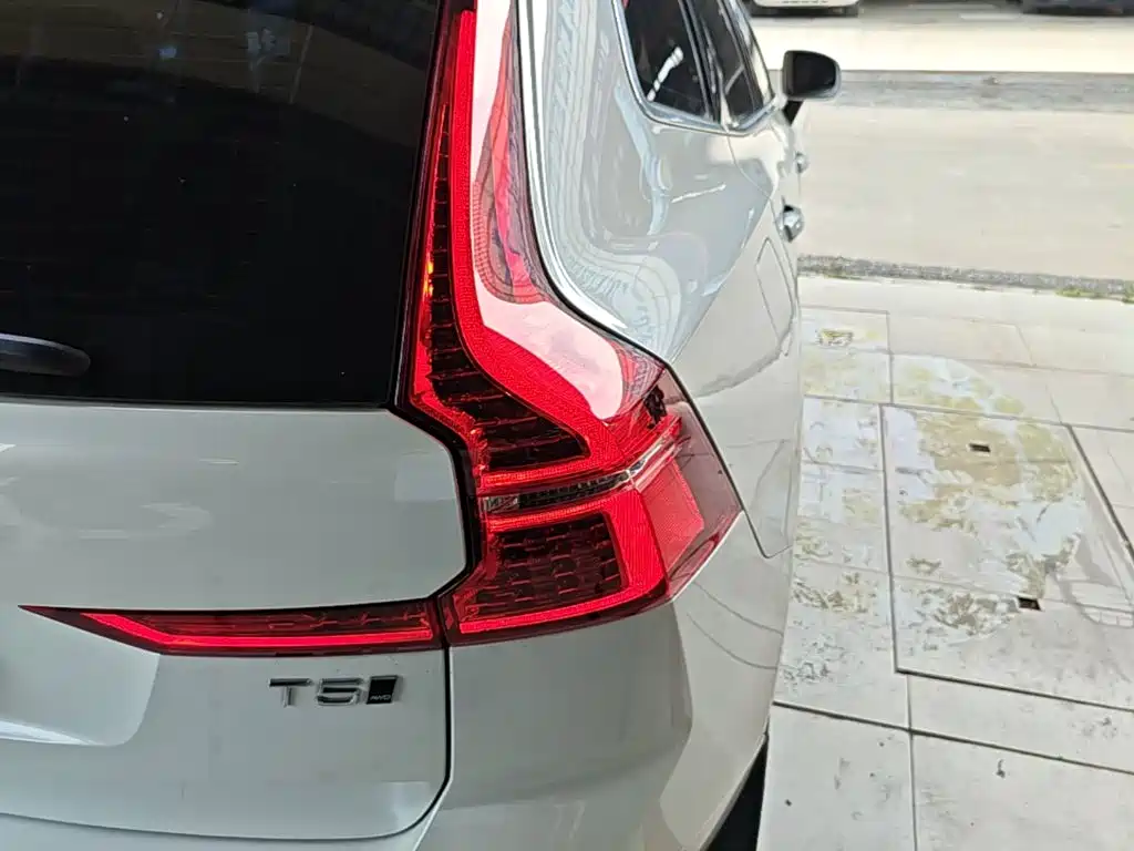 Volvo XC60 2018 — фото 24