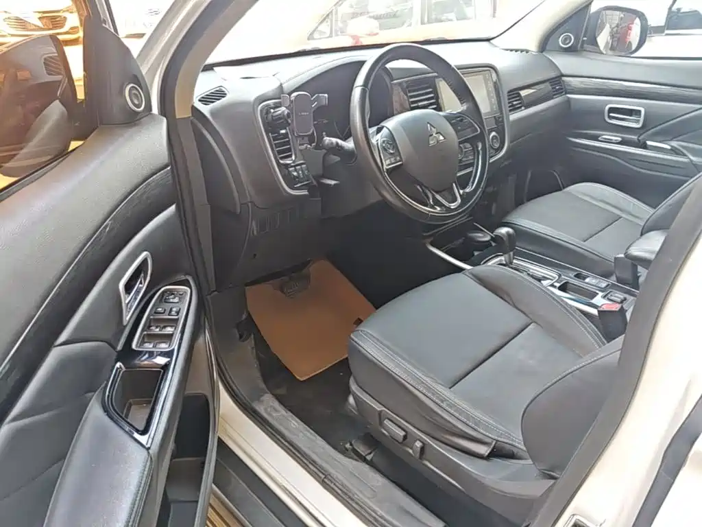Mitsubishi Outlander 2019 — фото 16