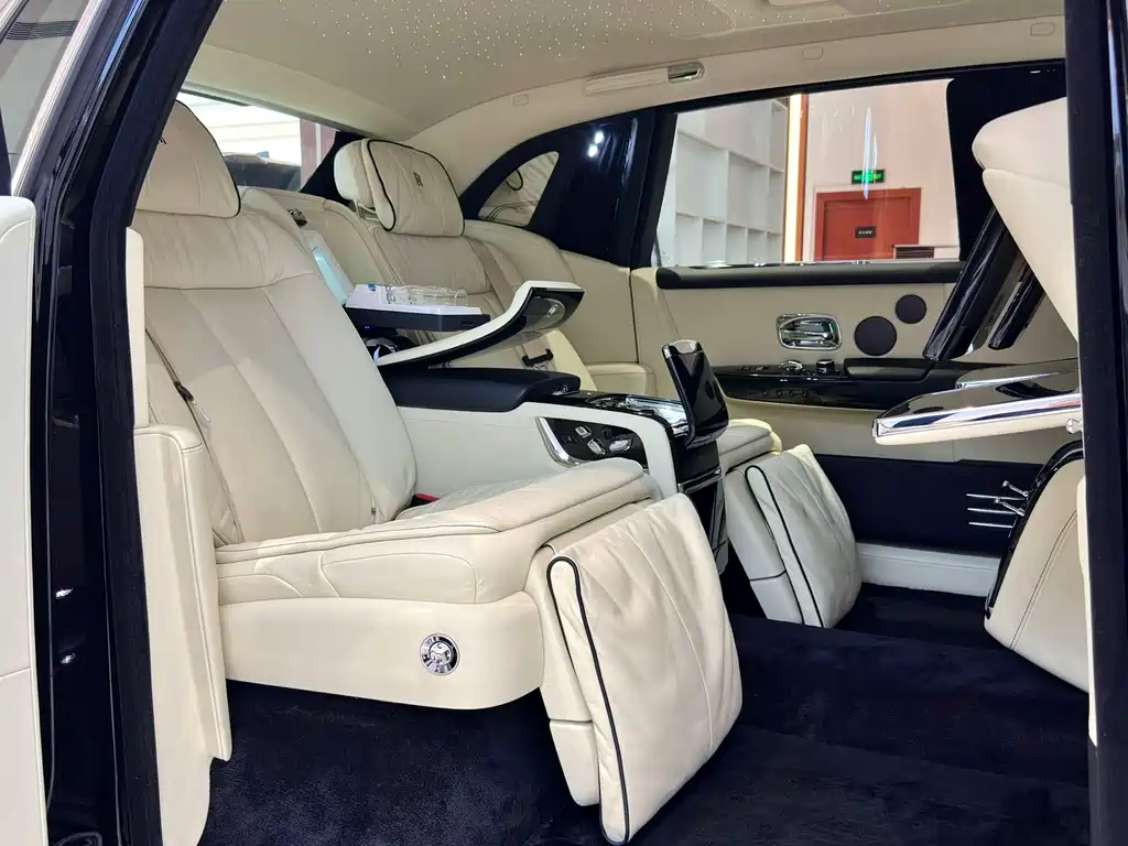 Rolls-Royce Phantom 2019 — фото 21