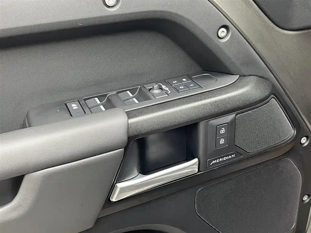 Land Rover Defender 2025 — фото 10