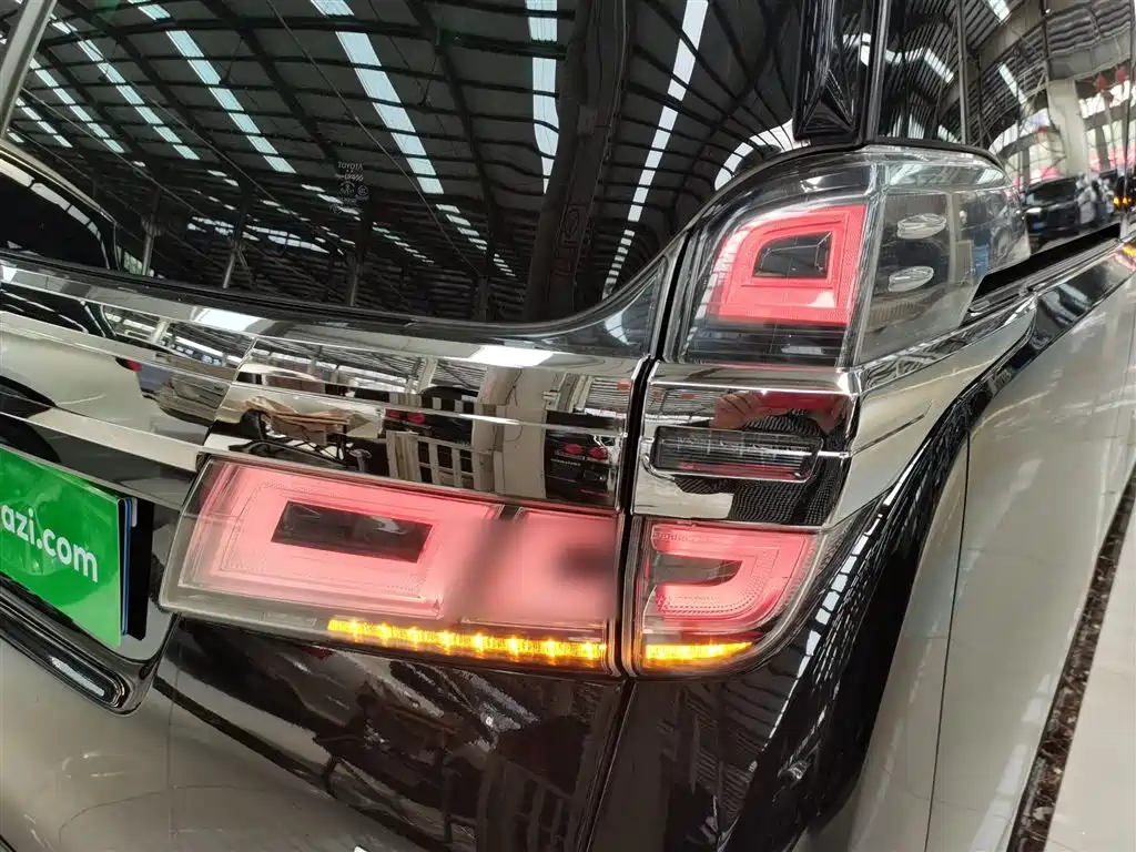 Toyota Vellfire 2021 — фото 24