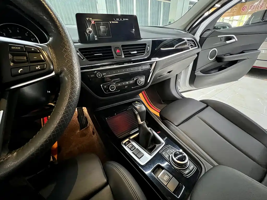BMW 1 Series 2017 — фото 12