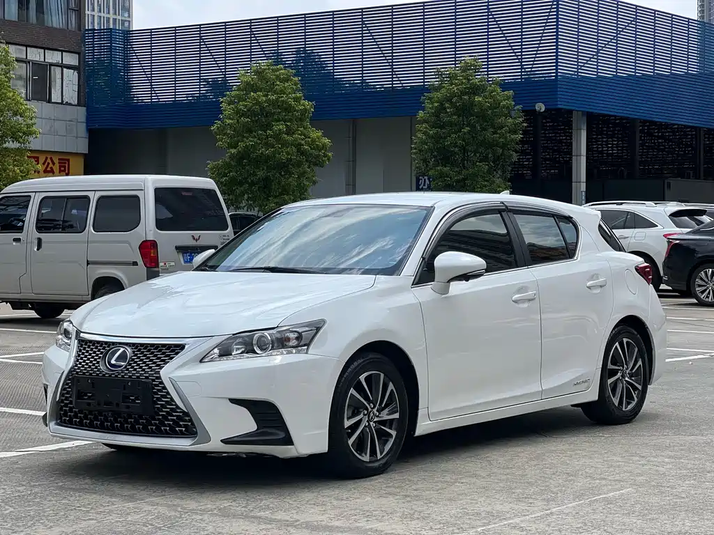 Lexus CT 2017 — фото 1