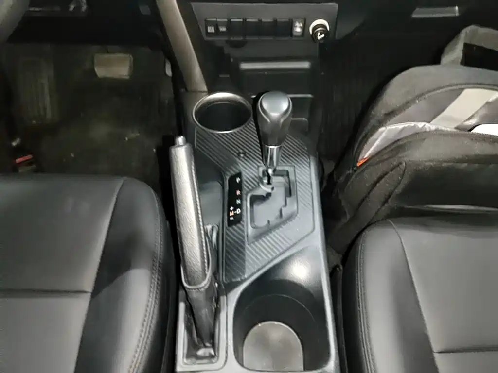 Toyota RAV4 2015 — фото 10