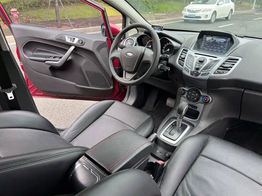 Ford Fiesta 2015 — фото 14