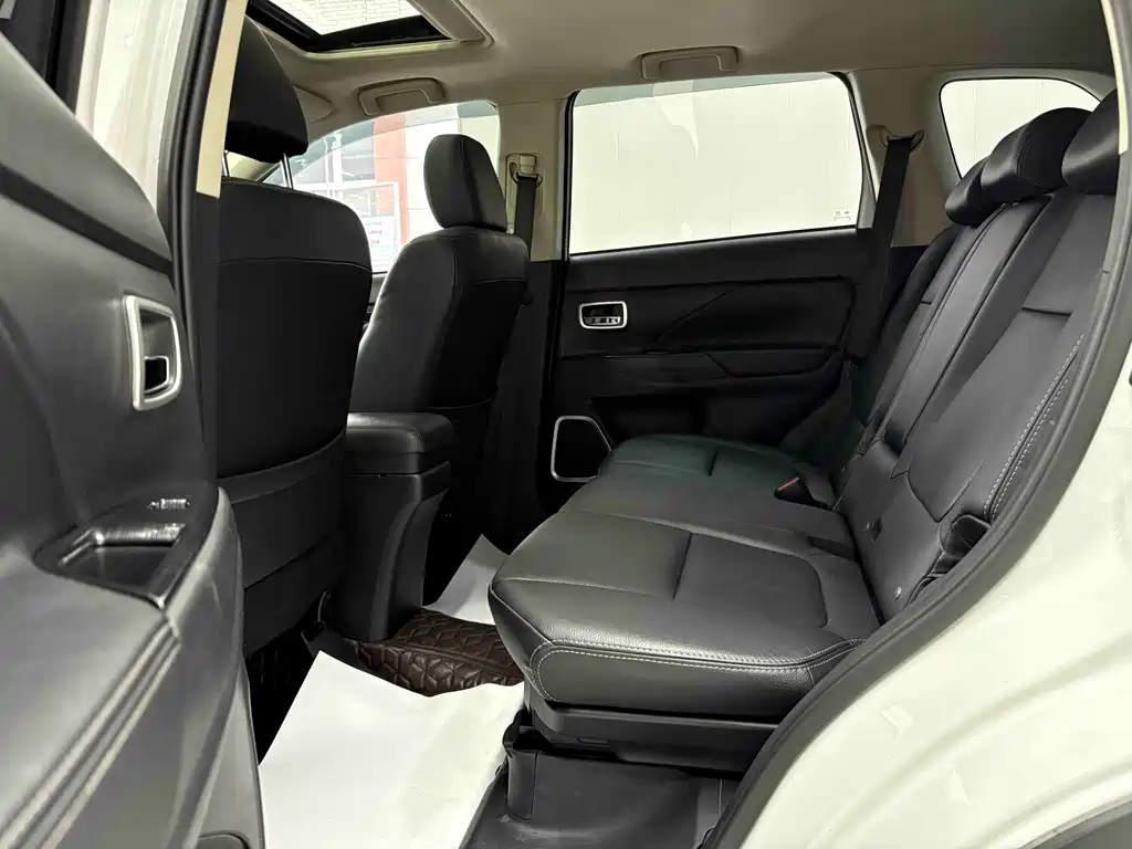 Mitsubishi Outlander 2017 — фото 15