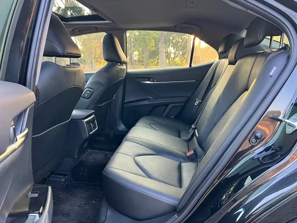 Toyota Camry 2023 — фото 13