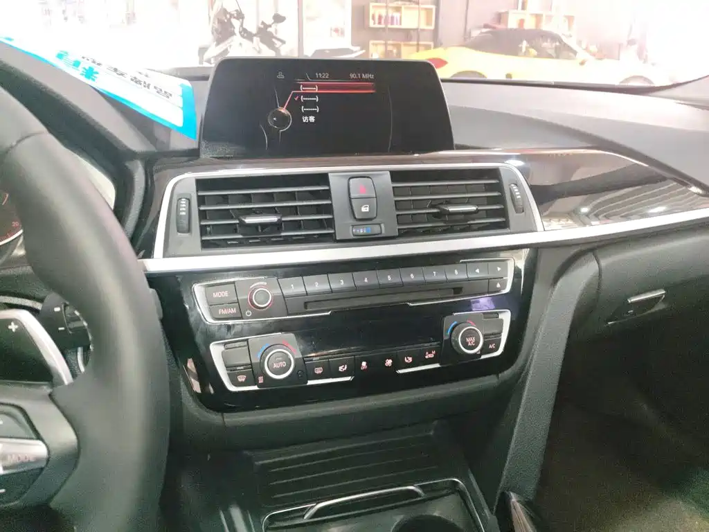 BMW 3 Series 2017 — фото 13