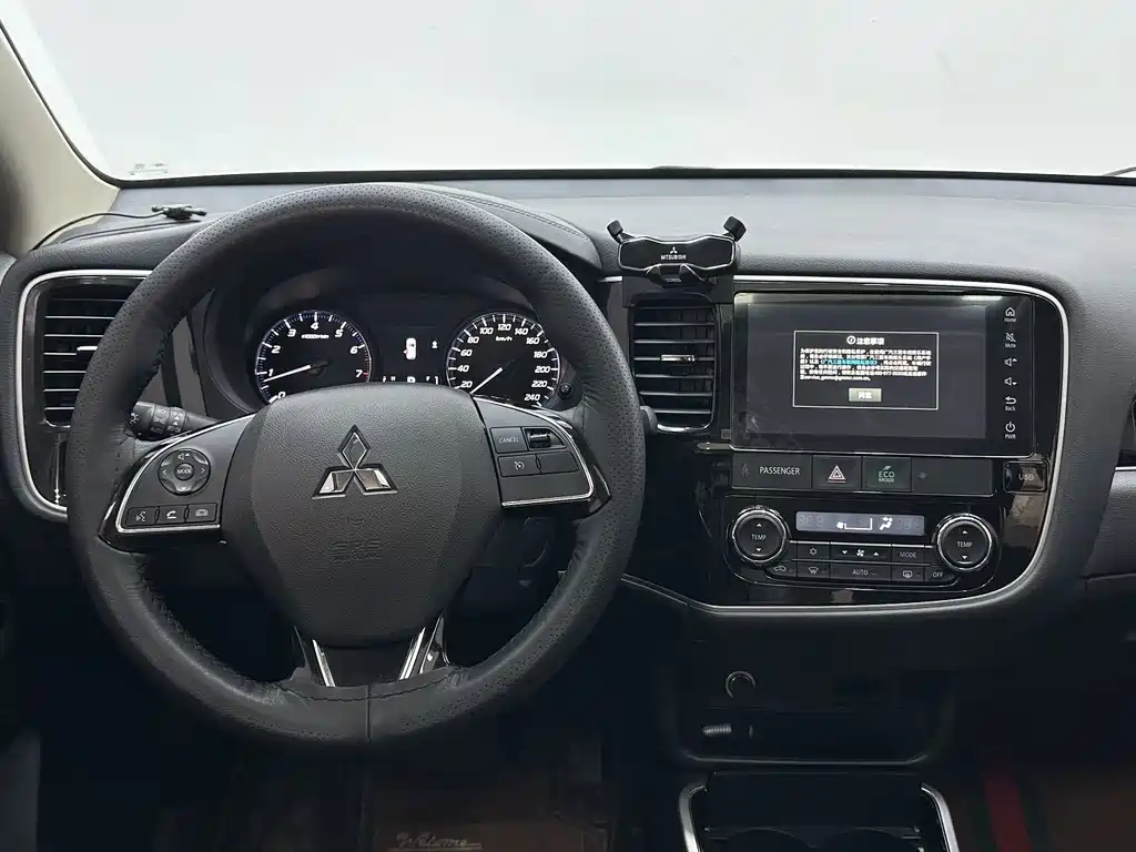 Mitsubishi Outlander 2022 — фото 11