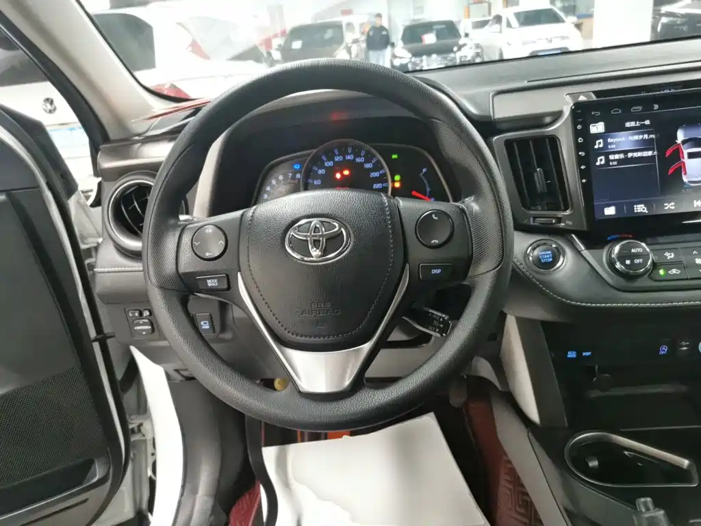 Toyota RAV4 2019 — фото 11