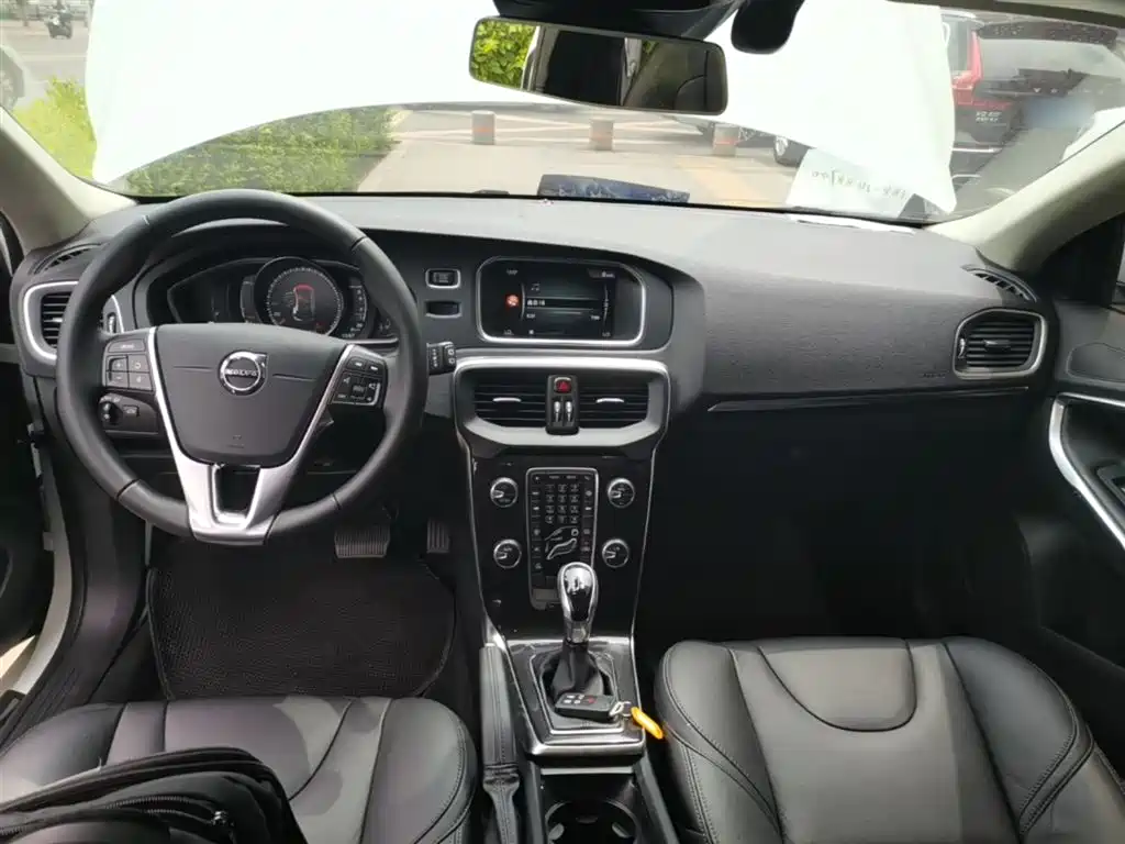 Volvo V40 2019 — фото 10