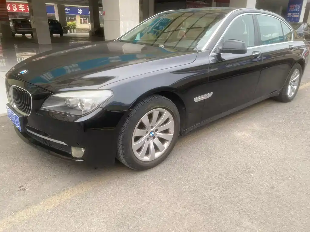 BMW 7 Series 2010 — фото 1