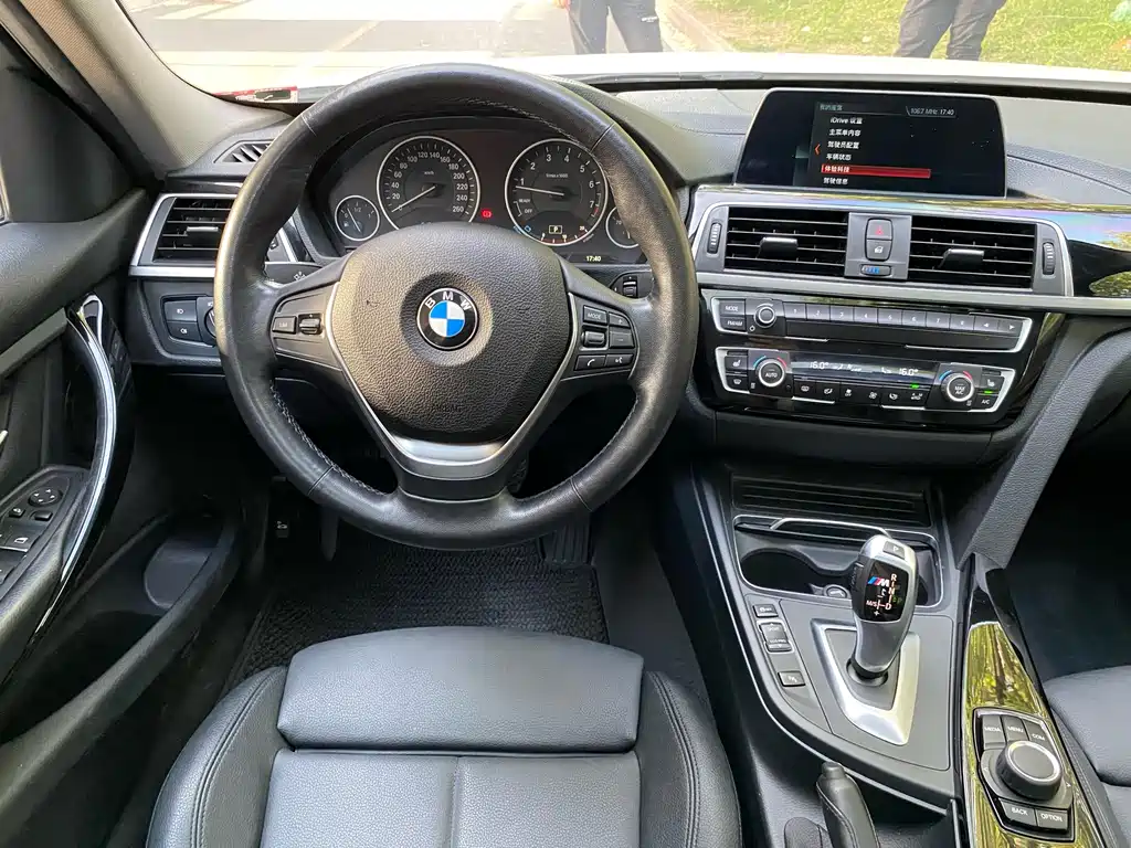 BMW 3 Series 2018 — фото 16