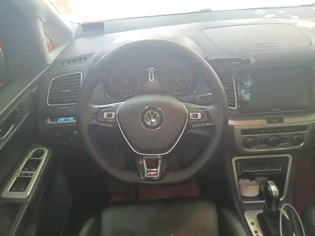 Volkswagen Sharan 2017 — фото 11