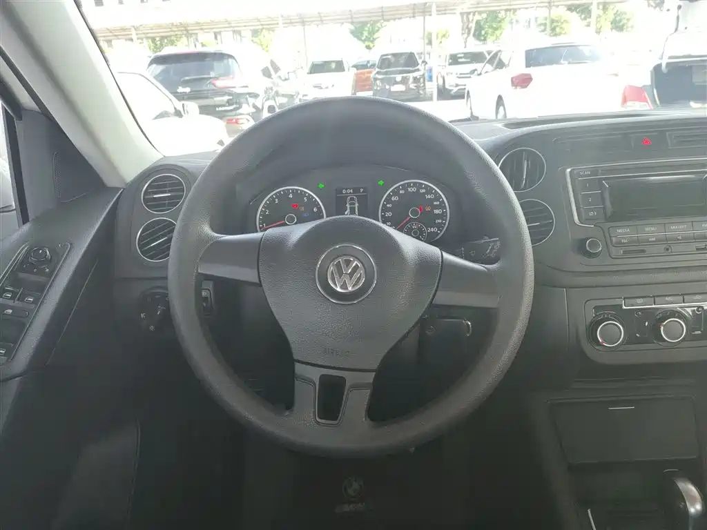 Volkswagen Tiguan 2015 — фото 11