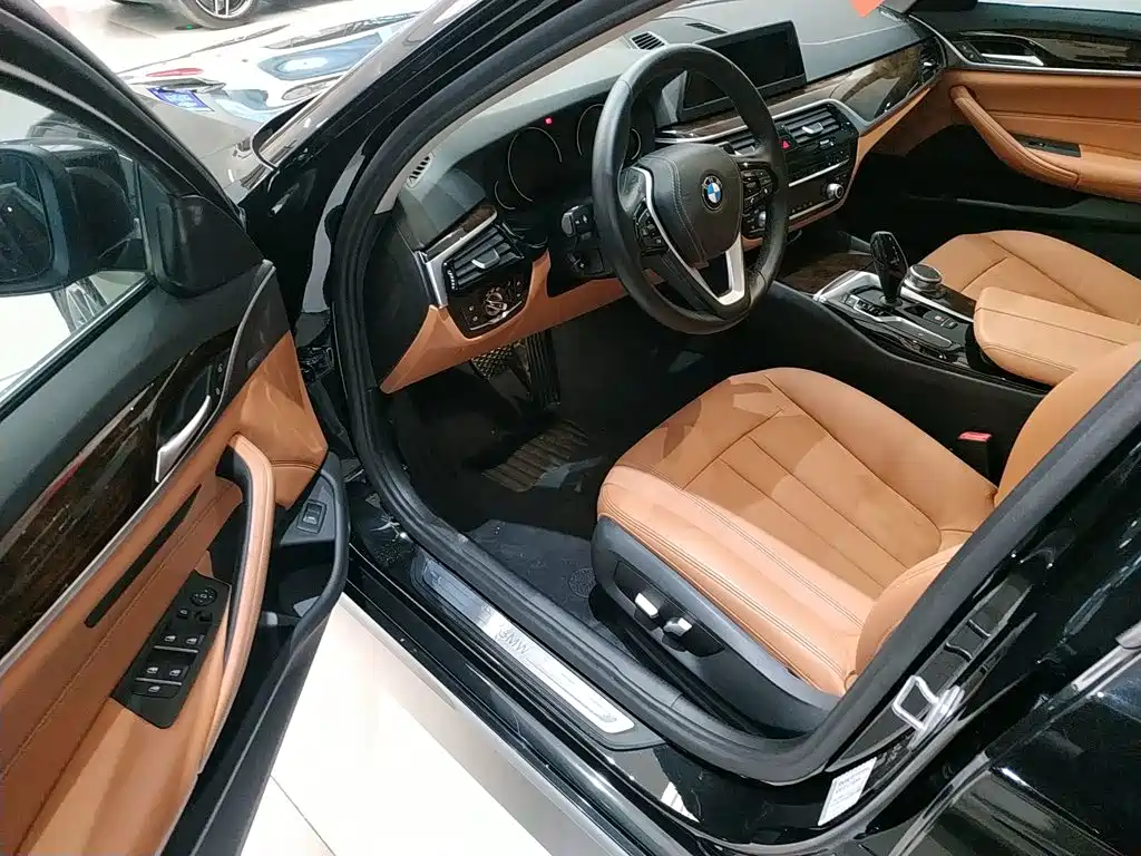 BMW 5 Series 2018 — фото 12