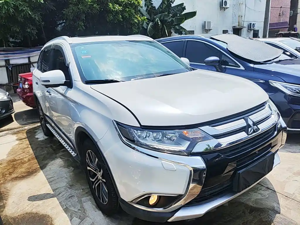 Mitsubishi Outlander 2017 — фото 4
