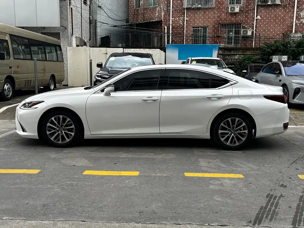 Lexus ES 2023 — фото 11