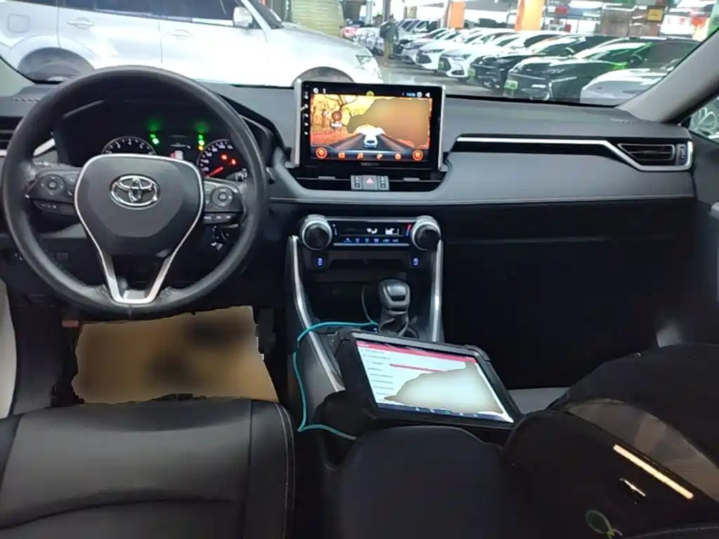 Toyota RAV4 2021 — фото 10