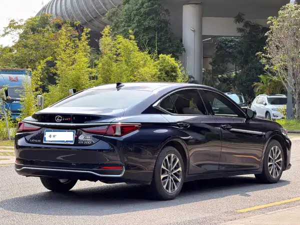 Lexus ES 2023