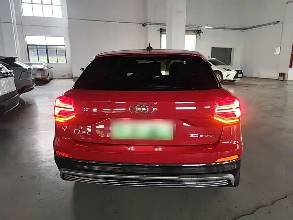Audi Q2L e-tron 2020 — фото 22
