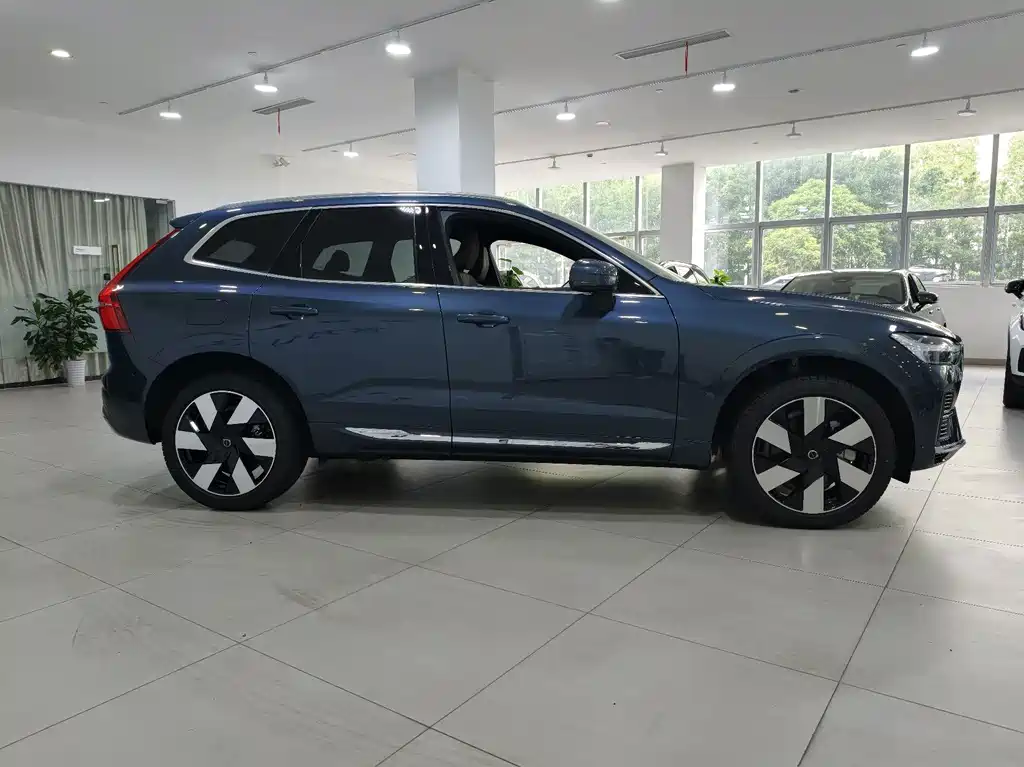 Volvo XC60 Plug-In Hybrid 2025 — фото 8