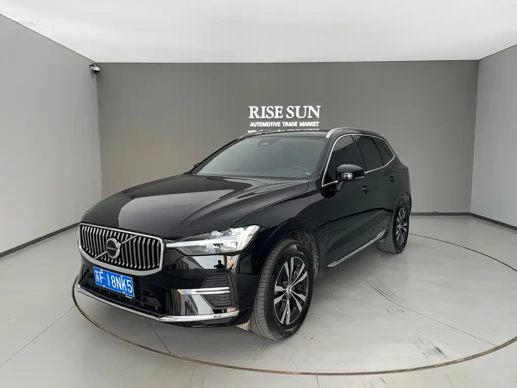 Volvo XC60 2023 — фото 1