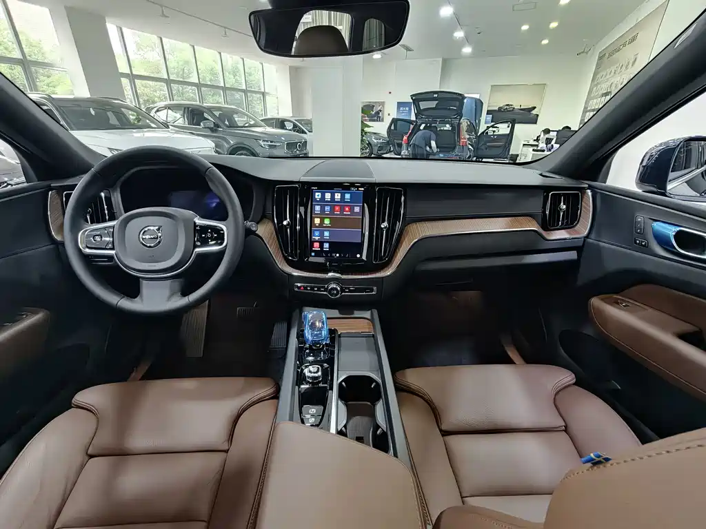 Volvo XC60 Plug-In Hybrid 2025 — фото 14